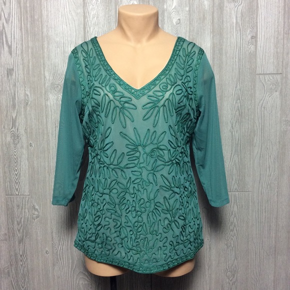 veleno Tops - NWT Veleno Emerald Green Design Top PLUS SIZE 1X